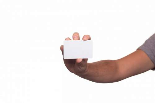 mano con tarjeta tarjeta en blanco 