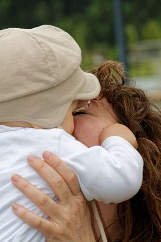 maternidad Beso maternal