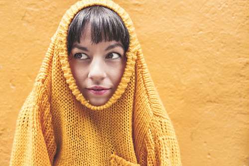 abrigo Mujer con ropa amarilla