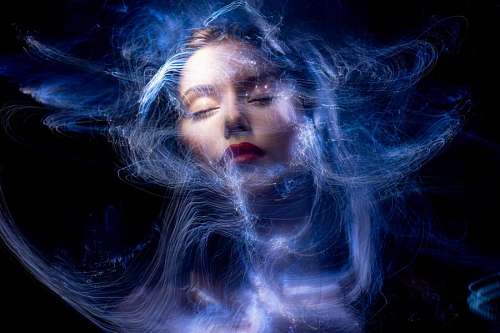 conceptos Retrato futurista de una mujer soñando con los ojos cerrados