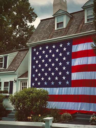 estados unidos Casa con bandera de Estados Unidos en la fachada
