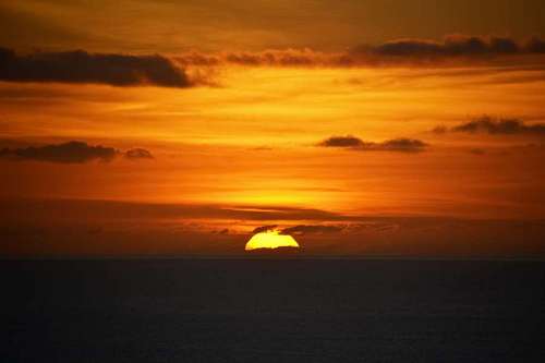 nublado Sol en el ocaso al atardecer 