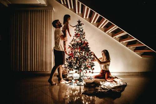 preparando Familia armando arbol de navidad en su casa