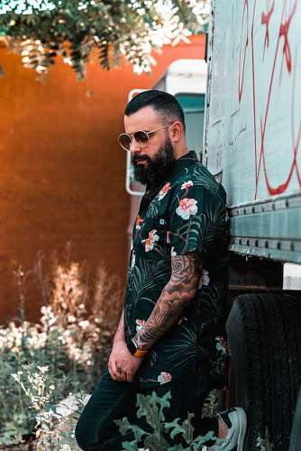 hipster Hombre con camisa floreada y lentes en verano