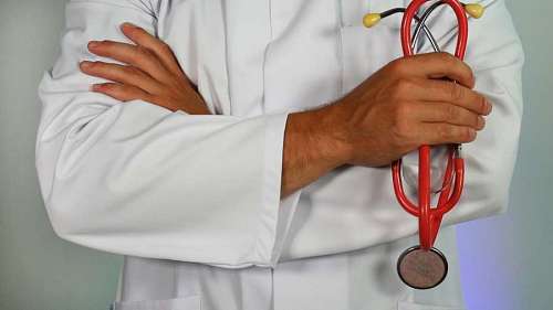 cuidado de la salud primer plano de doctor con estetoscopio en mano