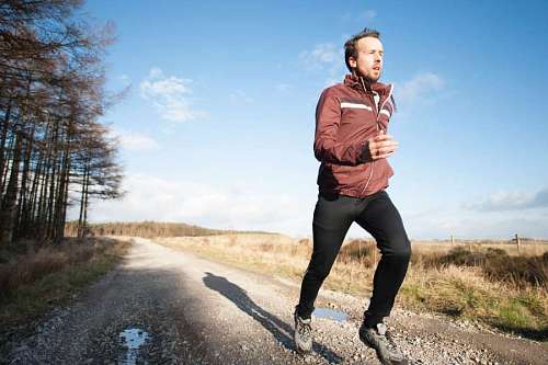 inspirar hombre realizando running en una carretera antigua