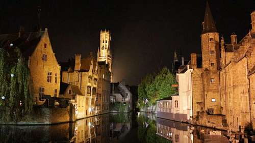 medieval Vista nocturna en la ciudad de Brujas, Holanda