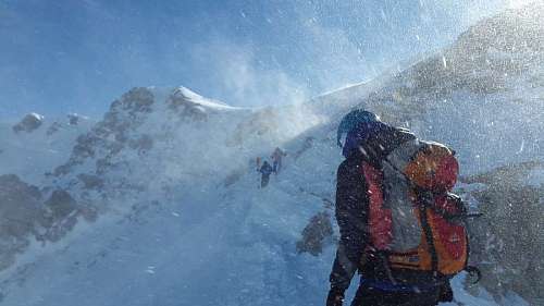 montanas nevadas Montañeros escalando un pico nevado mientras nieva