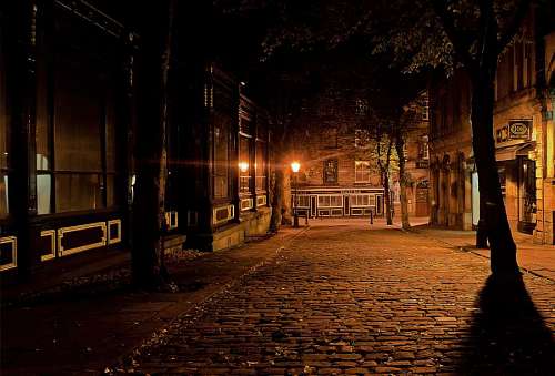 silencio Calle empedrada en la noche con luces de farolas, ciudad antigua