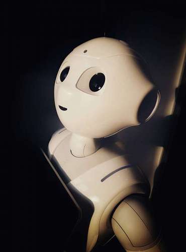 Robot futurista sobre fondo negro