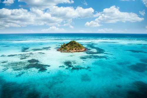 Isla tropical solitaria en el mar turquesa