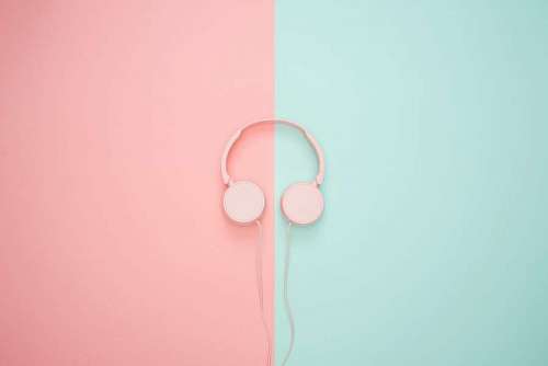 parte superior Auriculares rosados sobre fondo pastel 