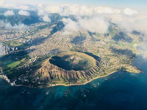 volcan o Crater en isla de Hawai vista aerea