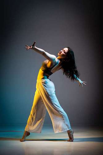 equilibrio mujer bailando sola con un fondo gris de estudio