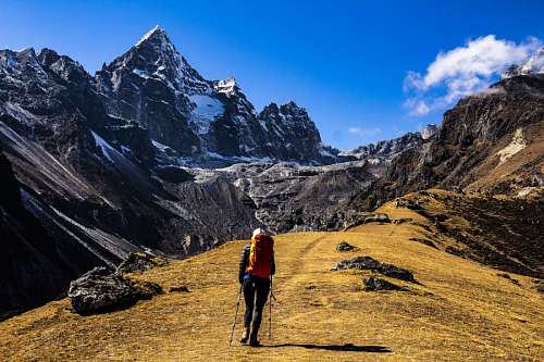 Alpinista escalando la cima del Monte Everest en Nepal