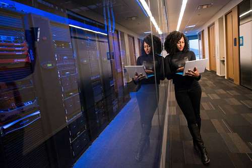 internet Mujer ingeniero con laptop realizando mantenimiento en servidores