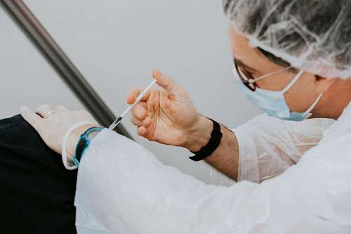 medicina Aplicando vacuna contra covid 19