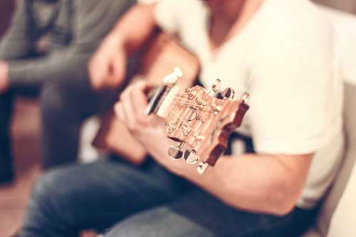 sin gente Hombre tocando guitarra