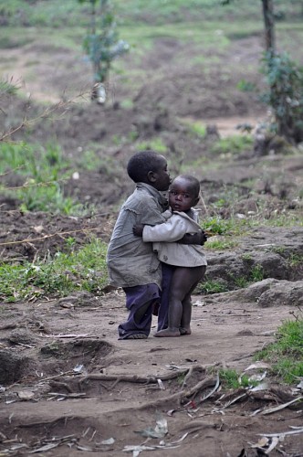 familia africana Niños africanos dándose un abrazo 