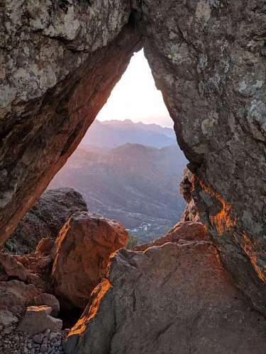 ray Rayos de sol al amanecer en una montaña rocosa con forma de triangulo