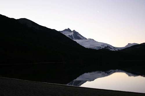 montanas nevadas Laguna con reflejo de montañas al atardecer