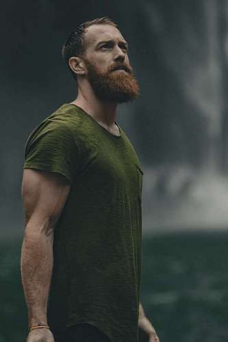 hipster Hombre adulto con barba colorada con mirada de seguridad