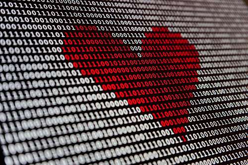 primer plano de corazón formado con código binario