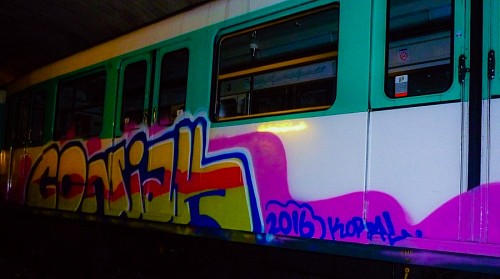 tren subterraneo Graffitti en tren realizado por Coñak 