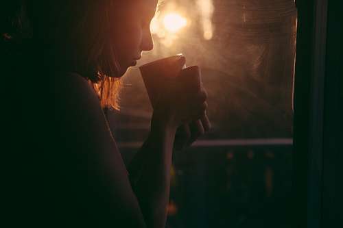 bebida caliente Mujer tomando cafe