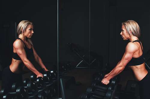 musculoso Mujer en el gimnasio