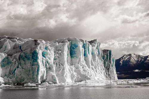 glaciar Paisaje glaciar en Sudamérica con un cielo nublado