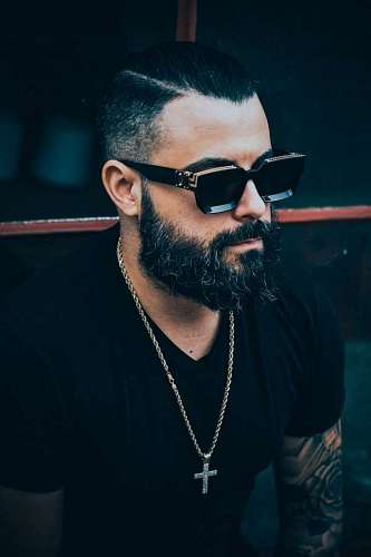 hipster Retrato de un hombre con barba y tatuaje