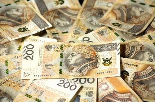 proyecto primer plano de un montón de billetes polacos 