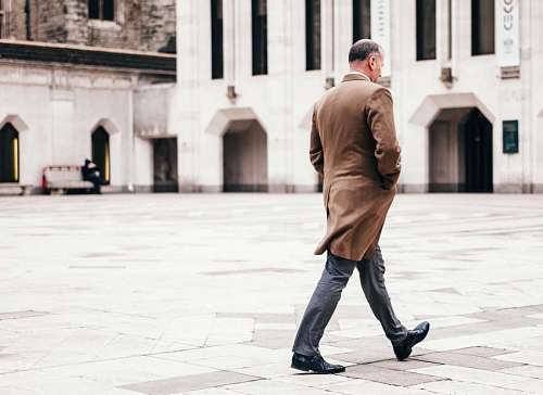 adulto mayor Hombre caminando en la ciudad