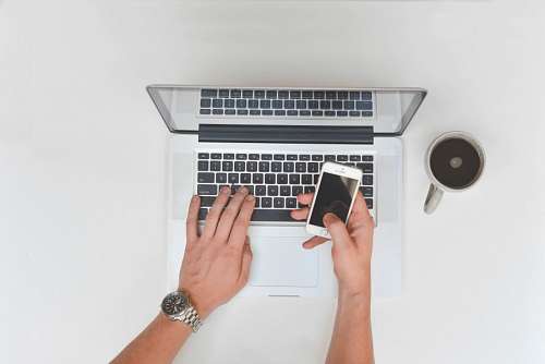 latop teclado Hombre con laptop tomando cafe