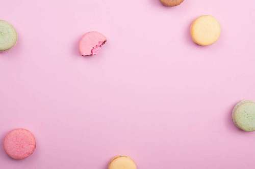 superior Macaron sobre fondo rosa pastel