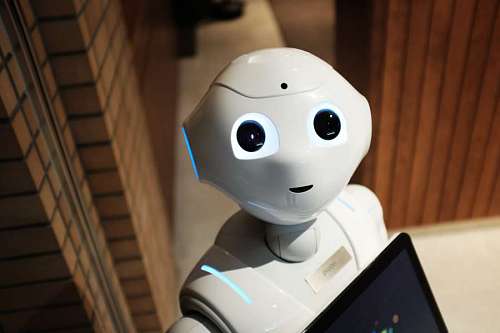 Retrato de un robot moderno futurista mirando a la camara