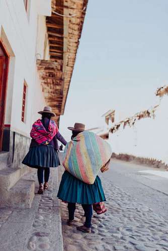 peru Dos mujeres caminando en las calles del Cusco, Peru