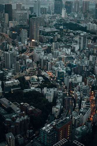 paisaje aéreo de una ciudad durante el atardecer