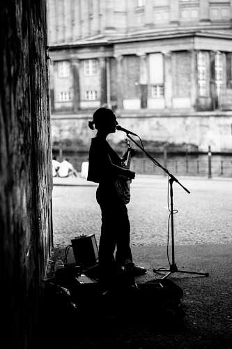 sin personas artista callejera cantando,en blanco y negro