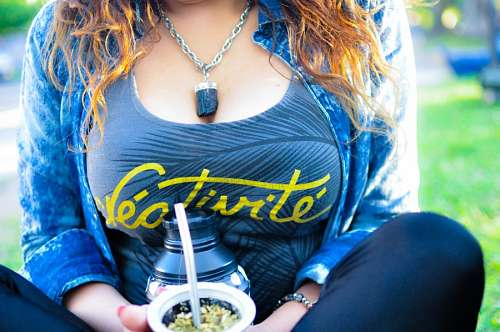 peces Mujer tomando mate 