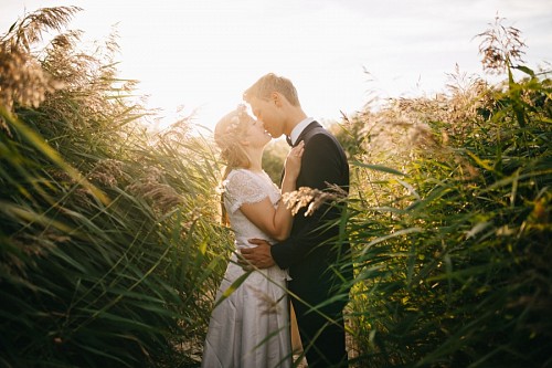 besos Recién casados en el campo 