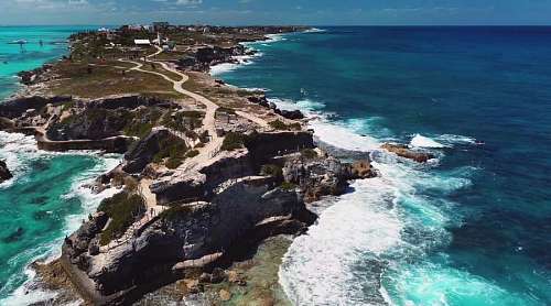 mexico paisaje de un pequeño acantilado en la costa de Cancun, Mexico, Caribe