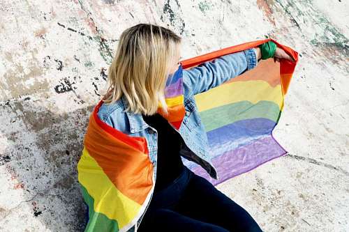 transexual Mujer sosteniendo bandera de orgullo gay