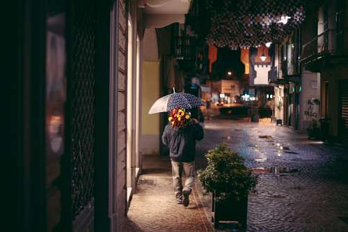 aniversario Pretendiente bajo la lluvia con ramo de flores