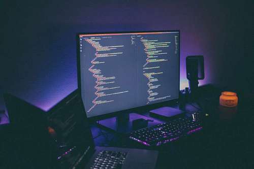 pc computadora con códigos de programación con un fondo violeta 