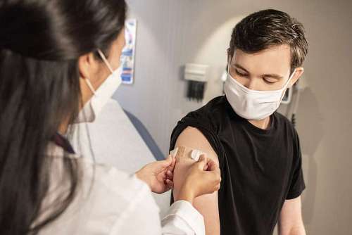 medicina Un hombre luego de ser vacunado 