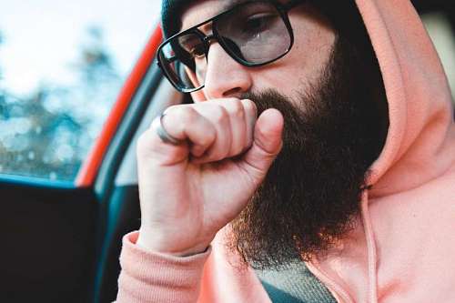 resfriados primer plano de un hombre tosiendo dentro de su auto