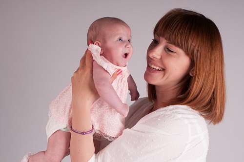 levantamiento Madre sosteniendo a su pequeña hija 