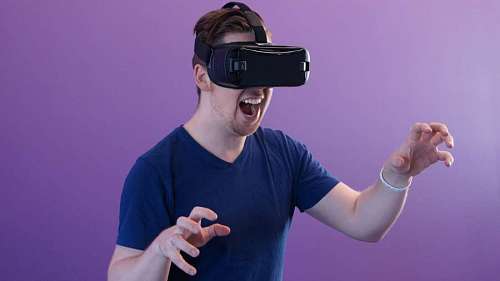 corea hombre juega usando VR con un fondo de estudio lila 